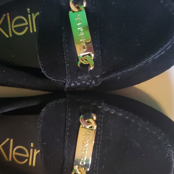 Calvin Klein women's 6.5 black leather shoes with gold front name plate - Picture 2 of 8
